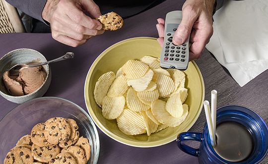 Featured-image-man-eating-junk-food-watching-for-website